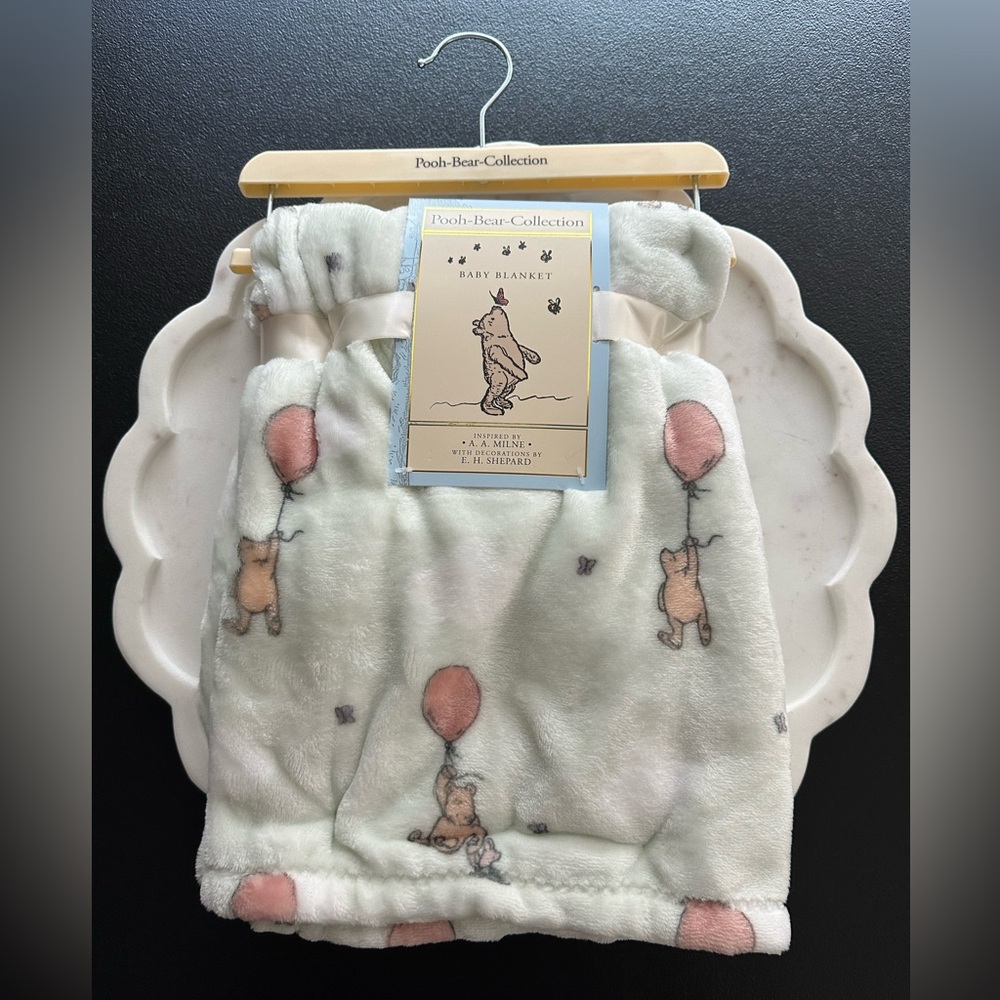 Pooh-Bear-Collection ~ Pooh Holding Ballon Baby Blanket